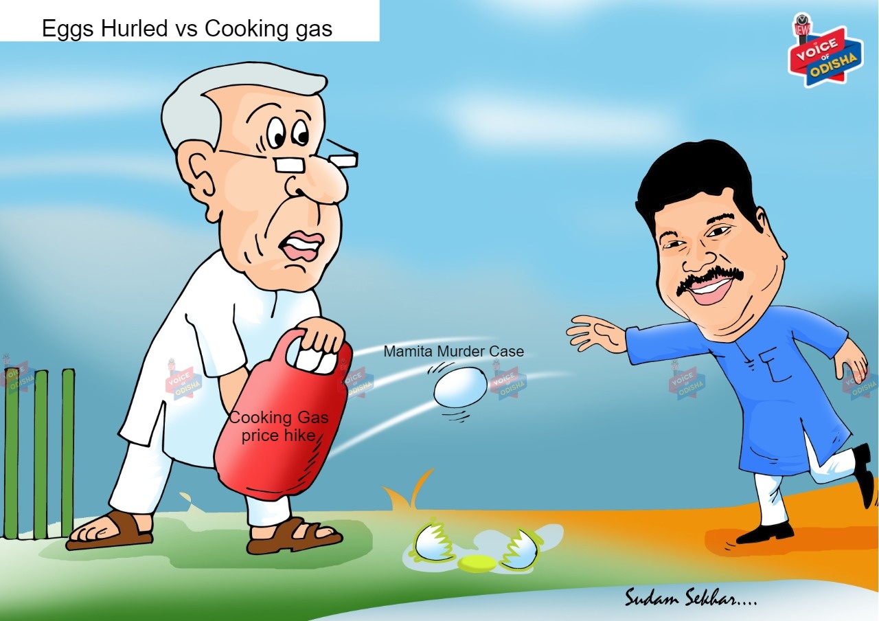 Eggs hurled at Naveen Patnaik