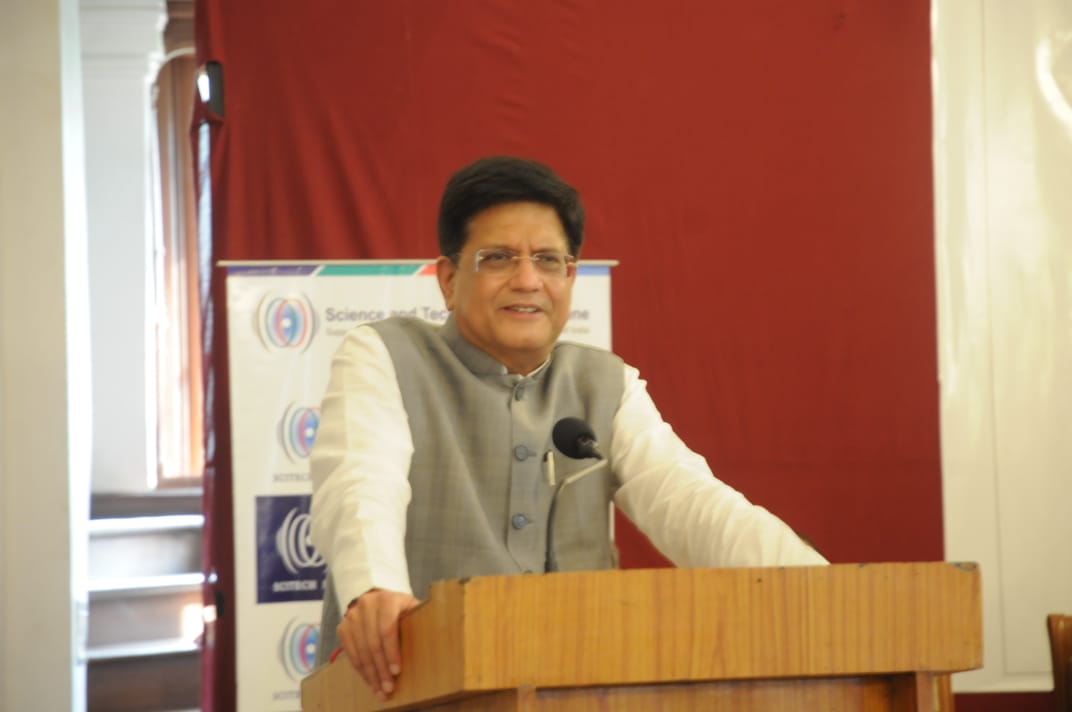 Shri Piyush Goyal visits Science and Technology Park in Savitribai Phule, Pune University