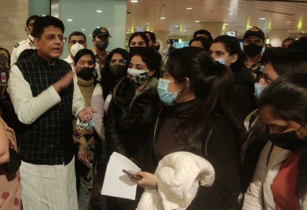 Piyush Goyal receives the first batch of home bound Indians from Ukraine 