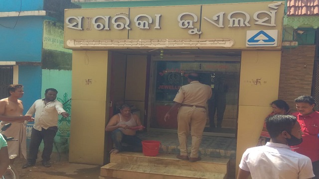 2 loot jewellery shop at gunpoint on outskirts of Bhubaneswar