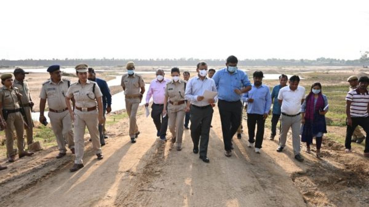 Progress of the barricades over the Ib in Sundargarh reviewed by Odisha Chief Secretary