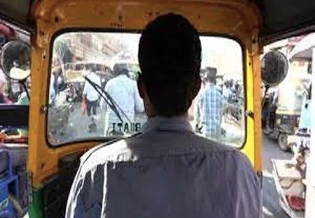 Autorickshaw Driver Returns Gold Necklace Worth Rs 1.6 Lakh 