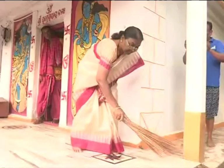 Draupadi Murmu Offers Prayers, Sweeps Temples in Mayurbhanj