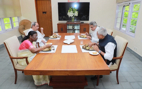 Murmu takes lunch with Odisha CM; seeks electoral support