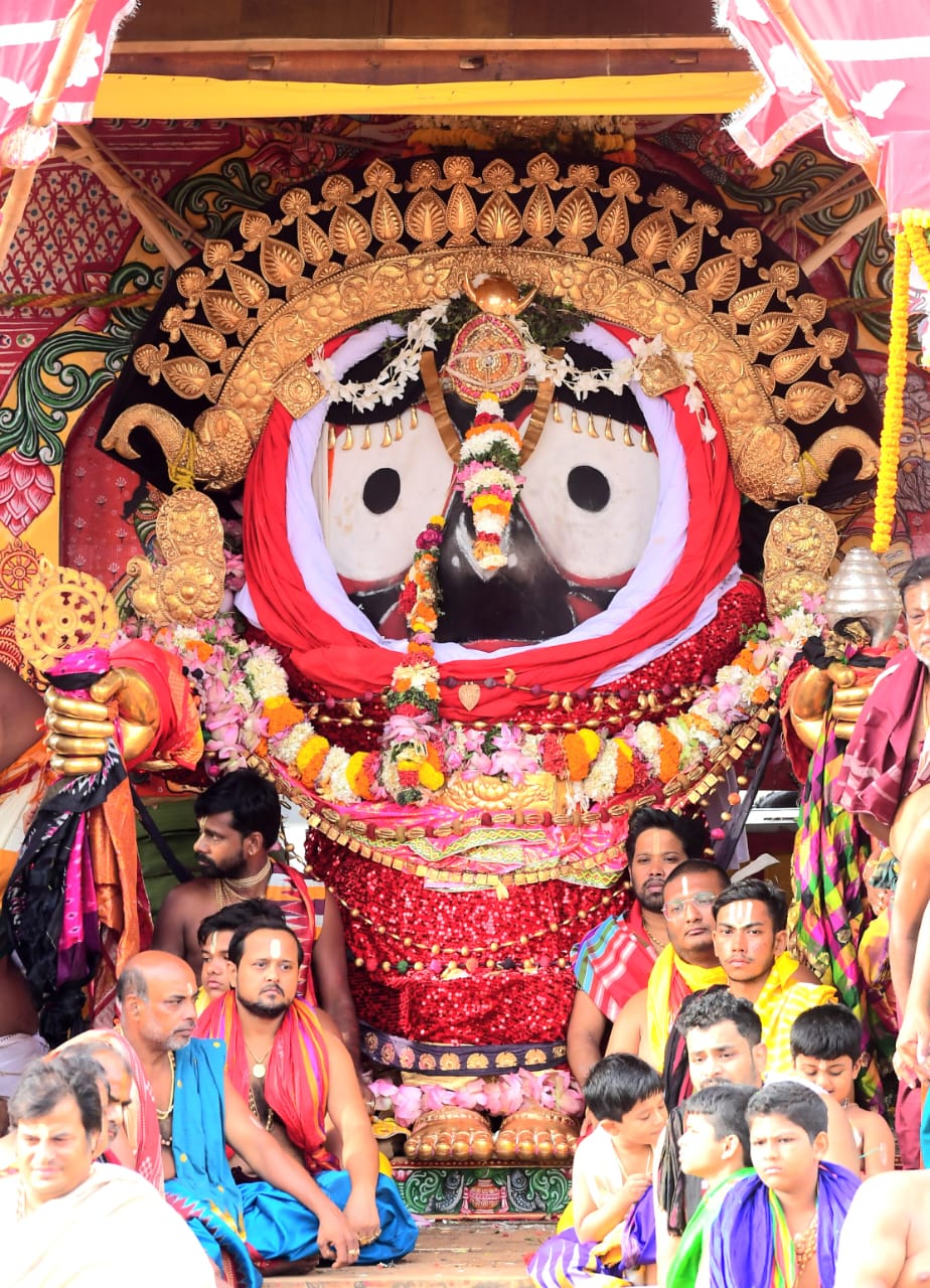 Suna Besha today: Deities glitter in golden attire