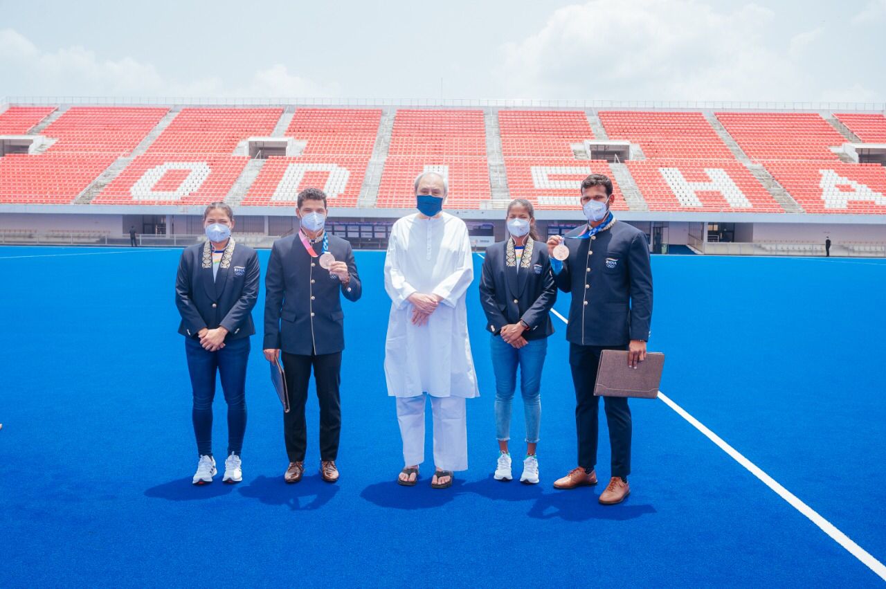 Chief Minister felicitates Hockey Olympians from Odisha 