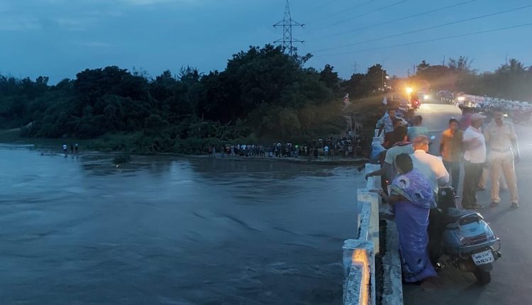 Man jumps in flooded river, goes missing