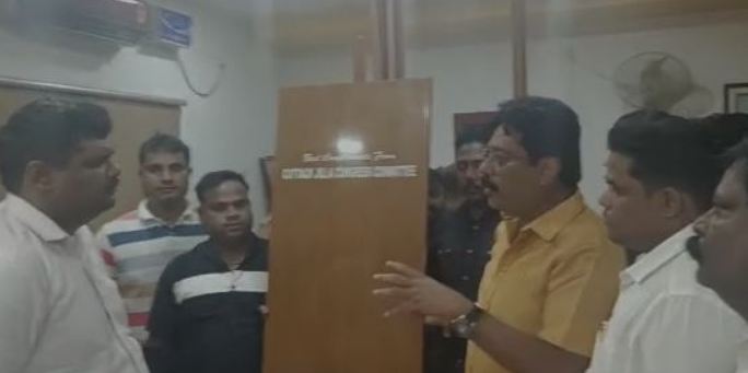 Peaceful protest: Congress leader gifts bathroom door to CMC mayor