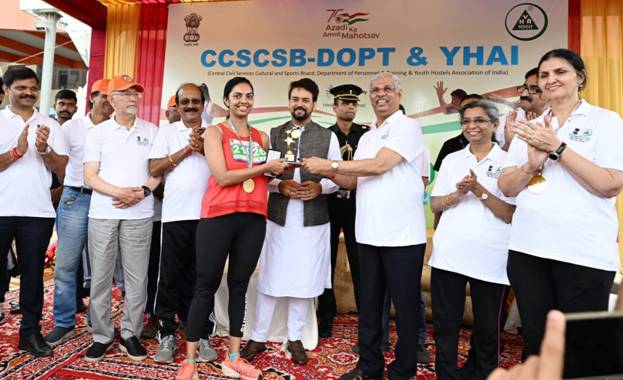 Anurag Thakur felicitates the winners of Half Marathon in Himachal Pradesh