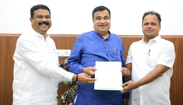 Pradhan meets Gadkari, urges actions to widen bridge at Paradip-Chandikhol National Highway