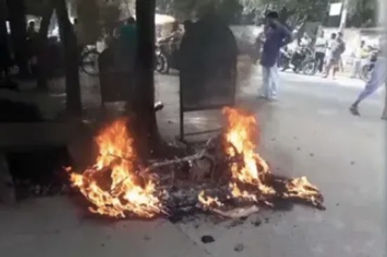 Electric scooter burnt to ashes as battery explodes in Sonepur