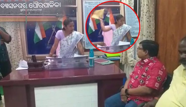 Municipality Chairperson Throws File At Officer in Odisha
