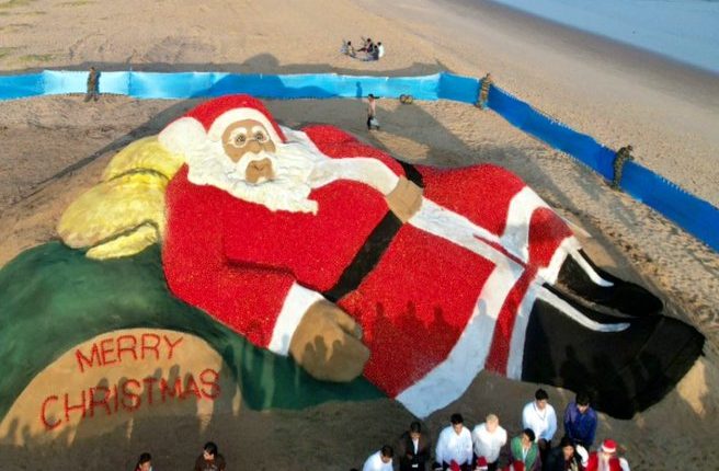 Christmas 2022: Odisha sand artist creates Santa Claus sculpture with 1500 kg tomatoes