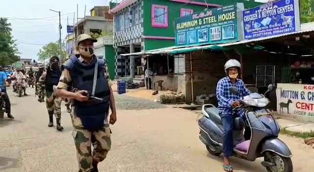 BSF conducts flag march in Pipli