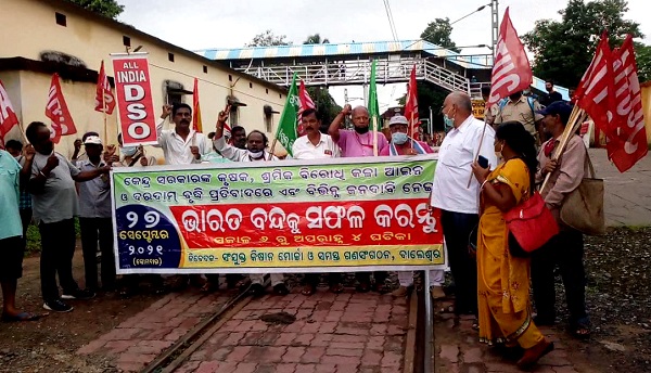 Picketing and roadblocks mark the start of the Bharat Bandh in Odisha