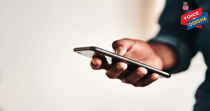 ବ୍ୟବହାର କରି ନପାରିବାରୁ ଫୋନ୍ ଫେରାଇ ଦେଲା ଚୋର