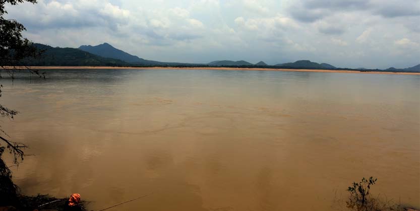 ହାତବାନ୍ଧି ମହାନଦୀକୁ ଡେଇଁଲେ ପ୍ରେମୀ ଯୁଗଳ