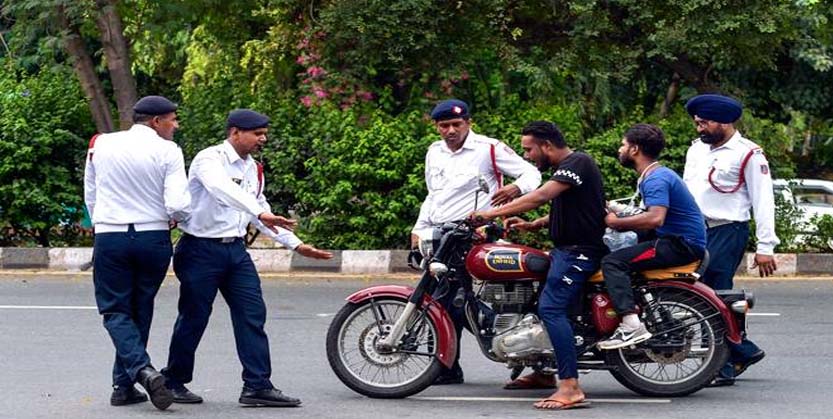 ବିନା ହେଲମେଟରେ ଯାତ୍ରା କରୁଥିଲେ ସାବଧାନ : ବାତିଲ ହେବ ଡ୍ରାଇଭିଂ ଲାଇସେନ୍ସ