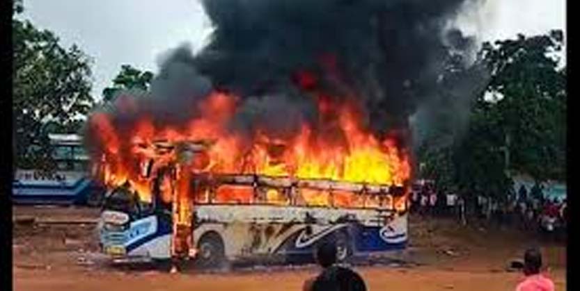 ବାଦାମବାଡ଼ିରେ ଜଳିଗଲା ବସ