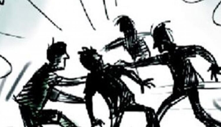 ବେକରେ କଟୁରି ଲଗାଇ ୧.୪ ଲକ୍ଷ ନେଇଗଲେ