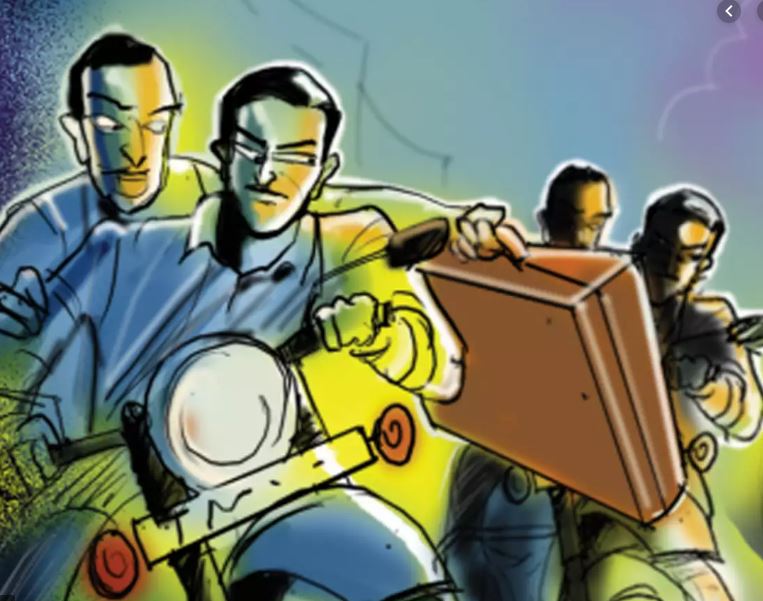 ଚଳନ୍ତା ବାଇକକୁ ଠେଲି ଟଙ୍କା ଭର୍ତ୍ତି ବ୍ୟାଗ ଛଡ଼ାଇ ନେଲେ