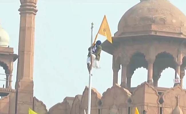 ଲାଲକିଲ୍ଲାରେ ଚଢ଼ି  ଖଲିସ୍ତାନ ପତକା ଲଗାଇଲେ ଚାଷୀ