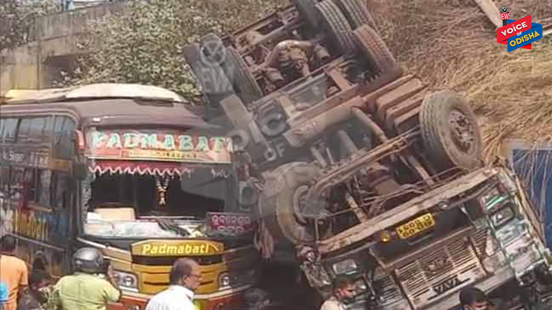 ବସ୍‌ ଉପରେ ଖସିପଡିଲା ଟ୍ରକ  , ବର୍ତିଲେ ୫୦ଜଣ ଯାତ୍ରୀ