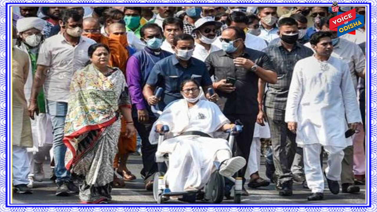 ହ୍ୱିଲ ଚେୟାରରେ ମମତାଙ୍କ ରୋଡ ସୋ