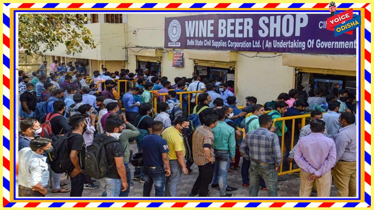 ଦିଲ୍ଲୀରେ ଲକଡାଉନ ଘୋଷଣା କରୁ କରୁ ମଦ ଦୋକାନରେ ପ୍ରବଳ ଭିଡ଼ 