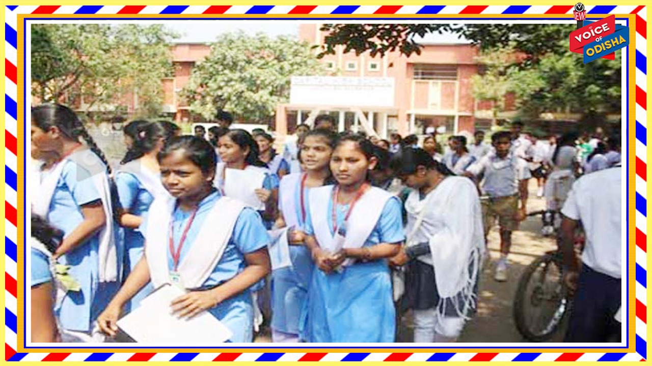 ନବୀନ ନିବାସ ସାମ୍ନାରେ ଦଶମ ଶ୍ରେଶୀ ଛାତ୍ରଛାତ୍ରୀ