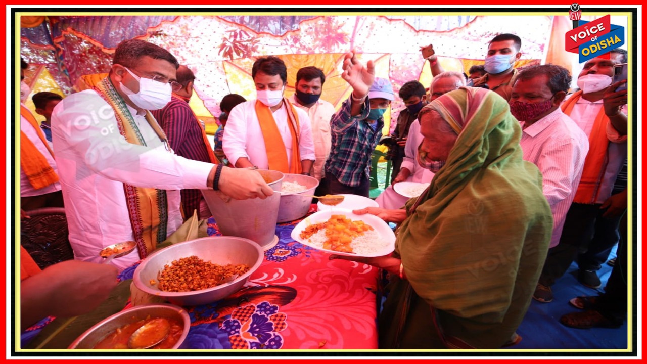 ବାତ୍ୟା ବିପନ୍ନଙ୍କୁ ରିଲିଫ୍ ଓ ରନ୍ଧା ଖାଦ୍ୟ ସାମଗ୍ରୀ ପରଷିଲେ କେନ୍ଦ୍ରମନ୍ତ୍ରୀ