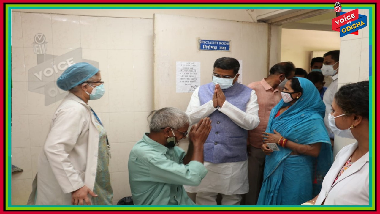 ଦିଲ୍ଲୀ ସ୍ଥିତ ସିଜିଏଚ୍ଏସ୍ ଡିସପେନସେରୀ ହସ୍ପିଟାଲର ଟିକା କେନ୍ଦ୍ର ପରିଦର୍ଶନ କଲେ କେନ୍ଦ୍ରମନ୍ତ୍ରୀ