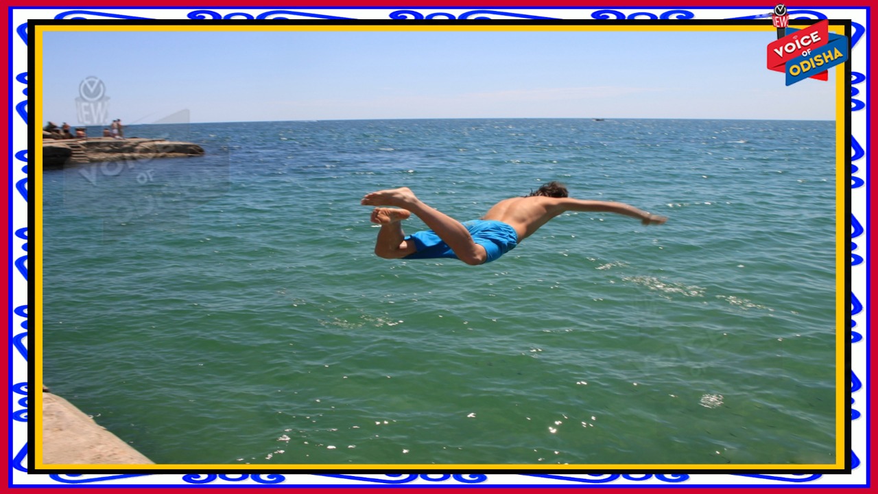 କନ୍ଦାଉଛି କରୋନା, ତେଣୁ ପାଣିକୁ ଡେଇଁ ସୁଖ ସାଉଁଟୁଛନ୍ତି, ଜାଣନ୍ତୁ ସେ କିଏ…