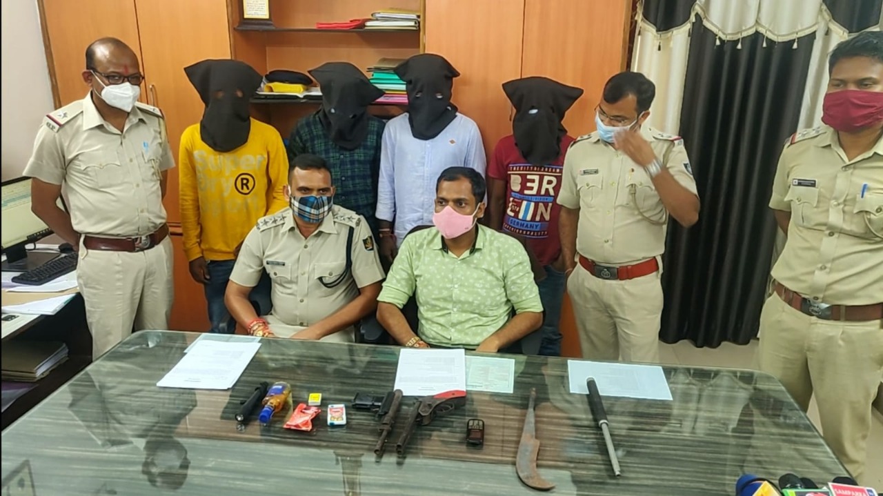 ଢାବାର ଚାଲିଥିଲା ଡକାୟତି ଯୋଜନା.....  ଡକାୟତ ଦଳର ୪ ଗିରଫ, ବନ୍ଧୁକ, ଭୁଜାଲି ଜବତ