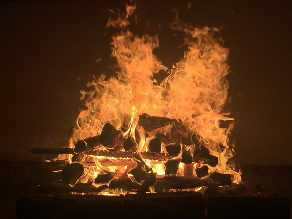 ସ୍ତ୍ରୀର ଜୁଇକୁ ଡେଇଁ ପଡ଼ିଲେ ସ୍ବାମୀ