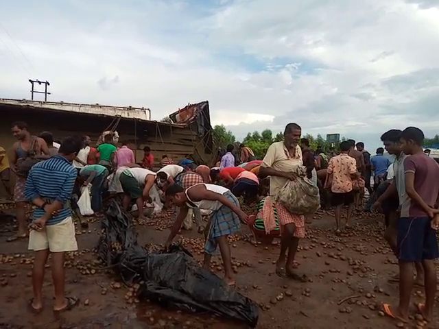 ଟ୍ରକ ଓଲଟିଲା, ଲୋକେ ବୋହିନେଲେ ଆଳୁ