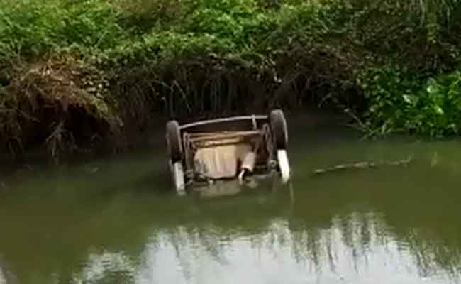 ନାଳରେ ପଶିଗଲା କାର