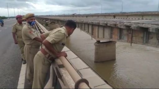 ମହାନଦୀକୁ ଡେଇଁପଡ଼ିଲେ