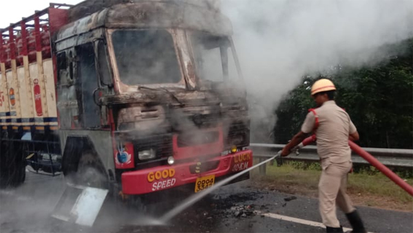 ବିଜୁ ଏକ୍ସପ୍ରେସ୍‌ ୱେରେ ଜଳିଗଲା ଏଲ୍‌ପିଜି ବୋଝେଇ ଟ୍ରକ୍