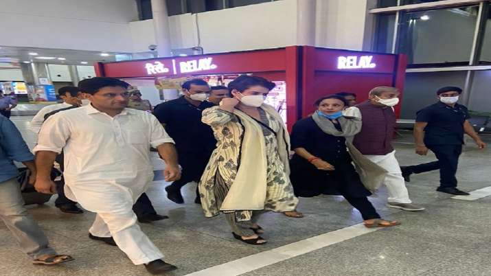 ପ୍ରିୟଙ୍କାଙ୍କୁ ରୋକିଲା ପୁଲିସ 