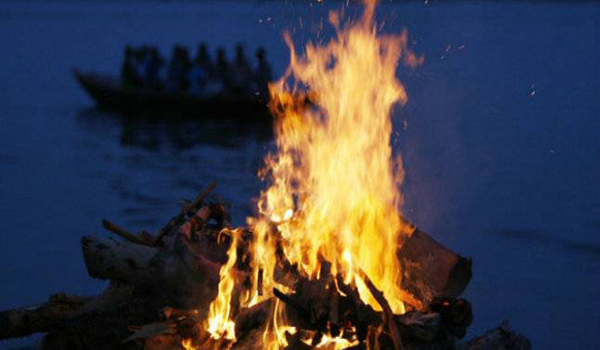 ମା’ଙ୍କ ଅନ୍ତିମ ସଂସ୍କାରରେ ମୁଖାଗ୍ନି ଦେଲା ଝିଅ