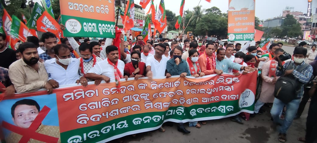 ମନ୍ତ୍ରୀଙ୍କ ଘରକୁ ବିଜେପିର ଅଣ୍ଡା ମାଡ଼, ନବୀନ ନିବାସ ମୁହାଁ କଂଗ୍ରେସ 