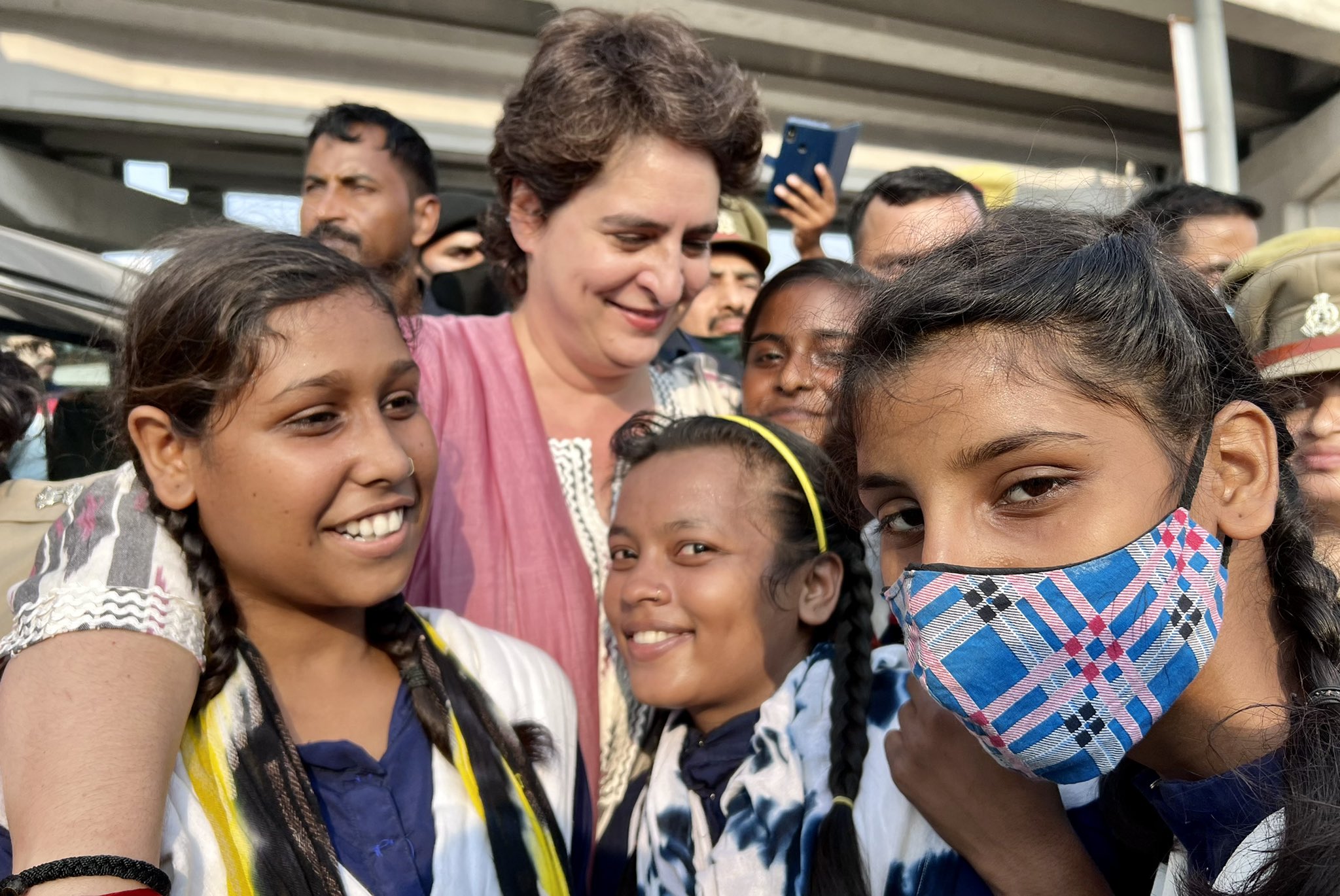 ଛାତ୍ରୀଙ୍କୁ ସ୍ମାର୍ଟ ଫୋନ ଆଉ ଇ-ସ୍କୁଟି ଦେବୁ 