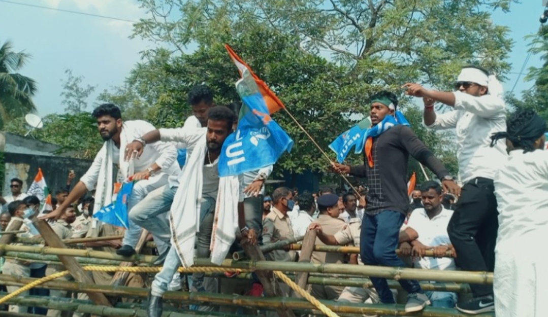 ନବୀନ ନିବାସ ମୁହାଁ ଛାତ୍ର କଂଗ୍ରେସ, ଅଣ୍ଡା ଓ ଟମାଟୋ ମାଡ଼ 