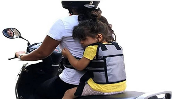 ୪ରୁ କମ ବୟସର ଶିଶୁ ଥିଲେ ବାଇକ୍ ସ୍ପିଡ୍ ୪୦ ଟପିବନି