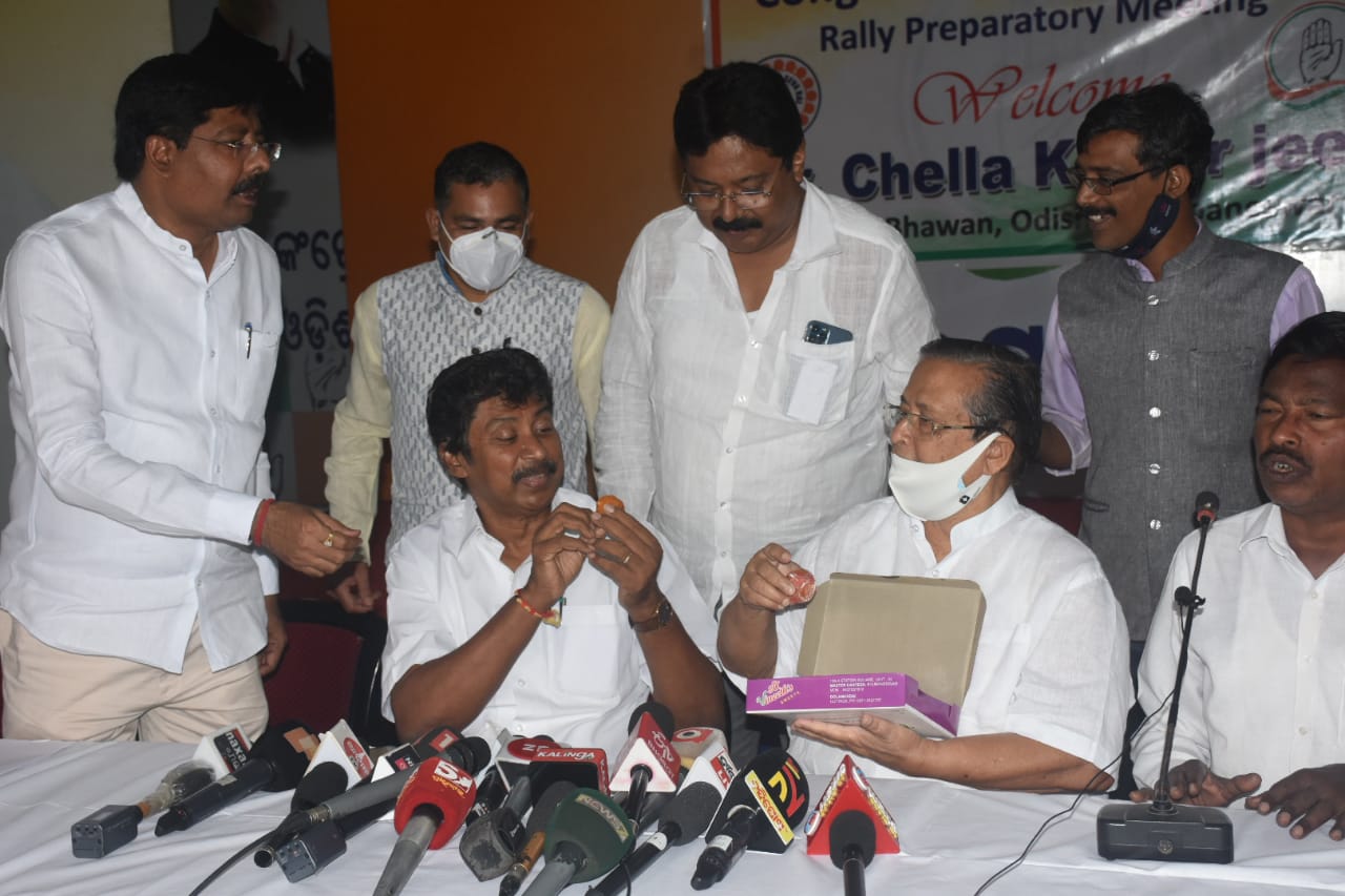 ମିଠା ବାଣ୍ଟିଲେ, ଲଣ୍ଡା ହେଲେ