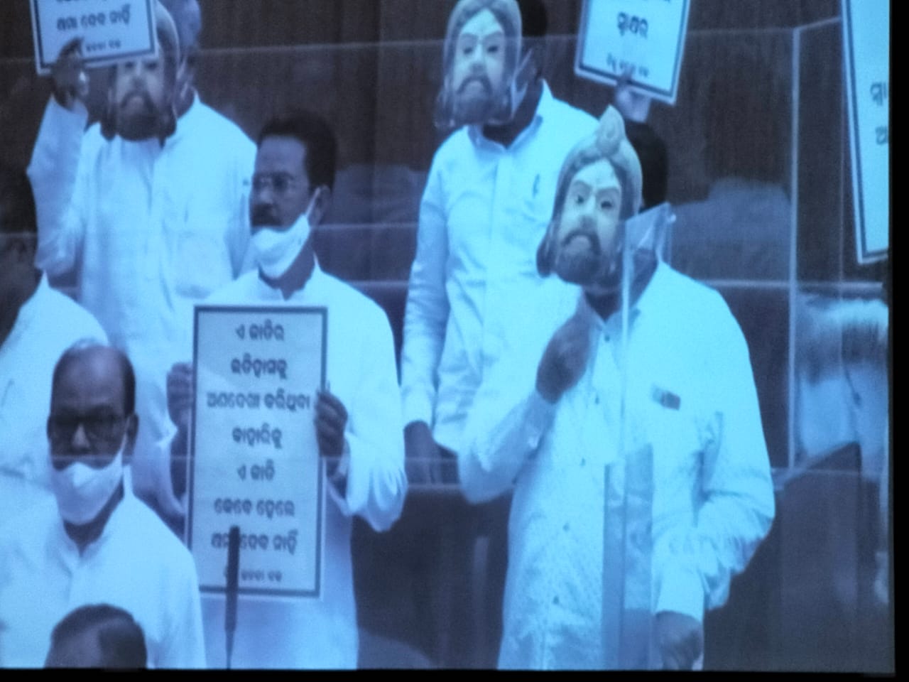 ଜୟୀ ରାଜଗୁରୁଙ୍କ ମୁଖା ପିନ୍ଧି  ବିଜେଡିର ପ୍ରତିବାଦ 