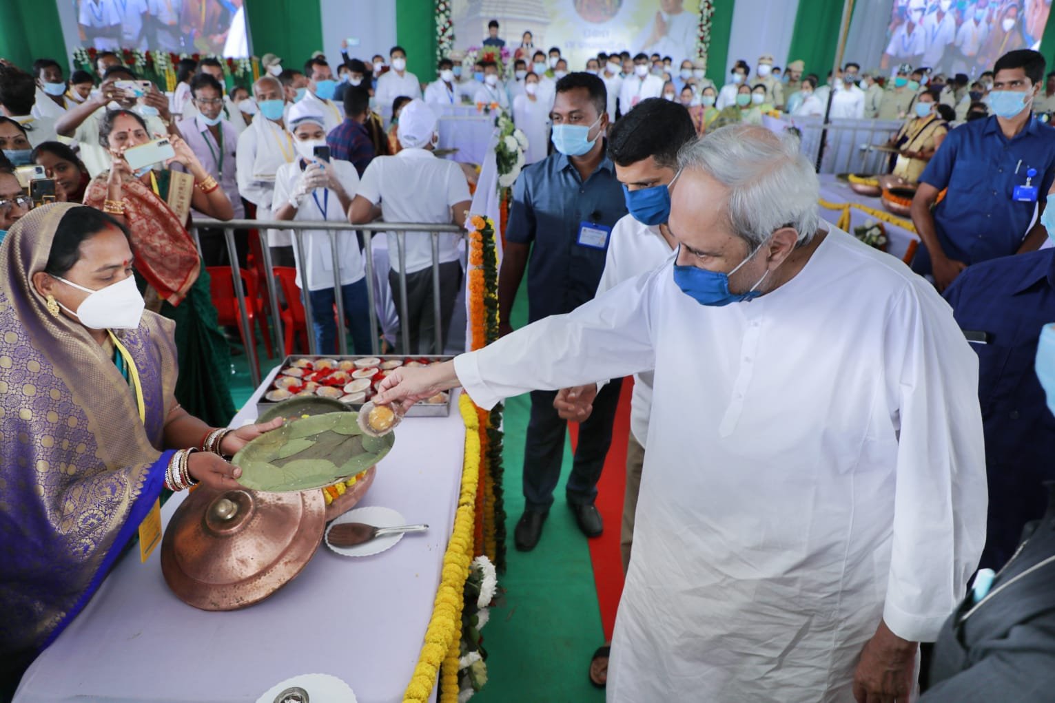 ମା' ତାରାତାରିଣୀଙ୍କ ଦର୍ଶନ କଲେ ନବୀନ, ପ୍ରସାଦ ବାଣ୍ଟିଲେ 