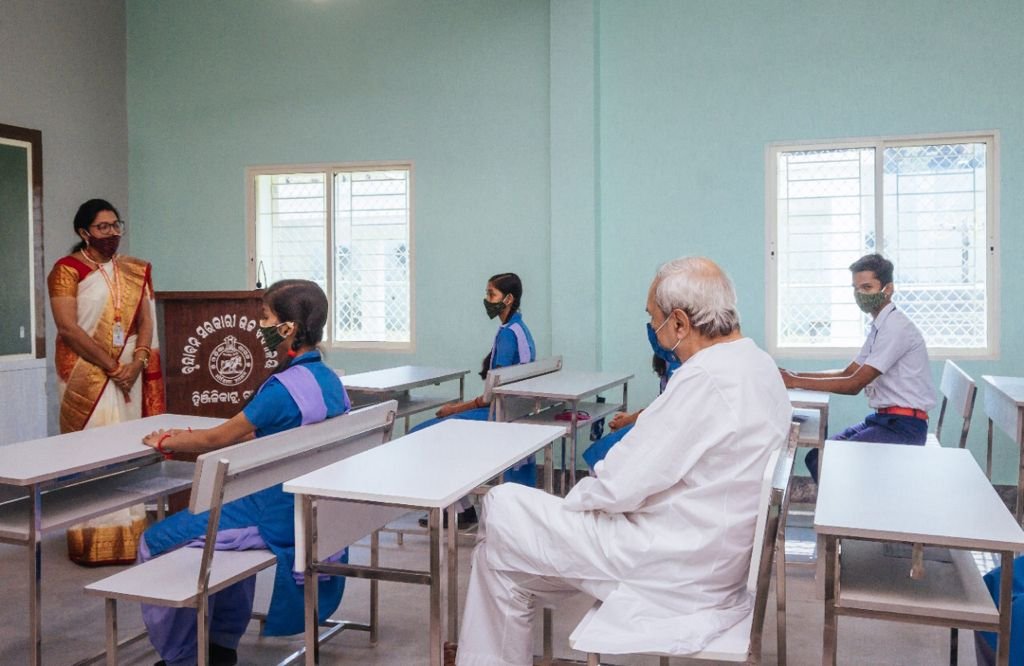 ସ୍ୱାସ୍ଥ୍ୟ କାର୍ଡ ବାଣ୍ଟିଲେ, ପିଲାଙ୍କ ସହ ସମୟ କାଟିଲେ, ମନ୍ଦିର ବୁଲିଲେ 