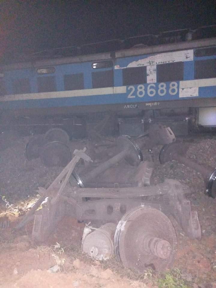 ଦୁଇ ମାଲବାହୀ ଟ୍ରେନ୍‌ ମୁହାଁମୁହିଁ